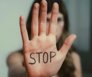 Kobieta z ręką wyciągniętą w geście stop