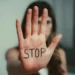 Kobieta z ręką wyciągniętą w geście stop