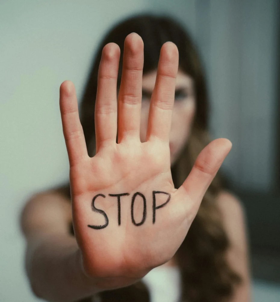 Kobieta z ręką wyciągniętą w geście stop